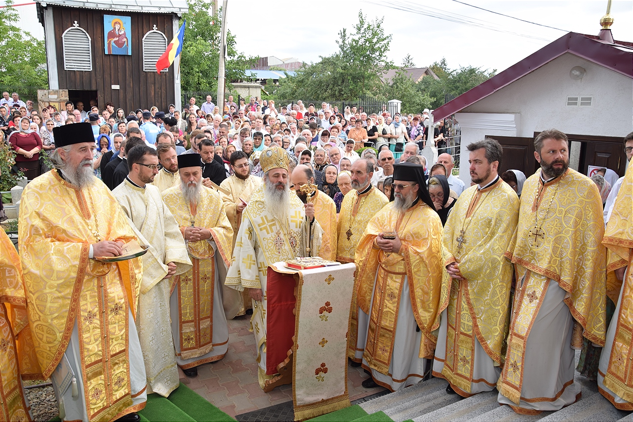 Sfințire la Botoșani: „Frumusețea unei biserici se împlineşte numai atunci când ea este plină de credincioşi” Sfințire la Botoșani: „Frumusețea unei biserici se împlineşte numai atunci când ea este plină de credincioşi”