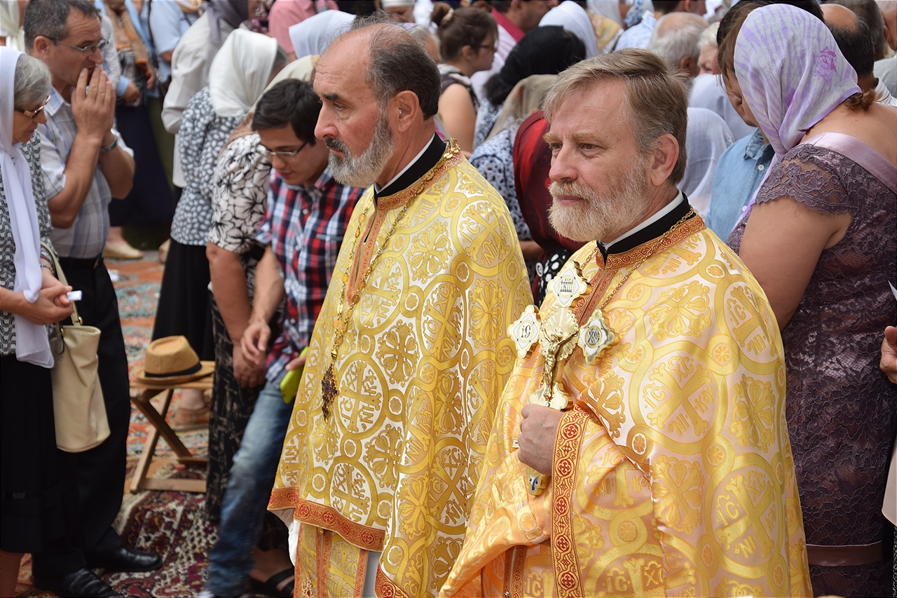 Sfințire la Botoșani: „Frumusețea unei biserici se împlineşte numai atunci când ea este plină de credincioşi” Sfințire la Botoșani: „Frumusețea unei biserici se împlineşte numai atunci când ea este plină de credincioşi”