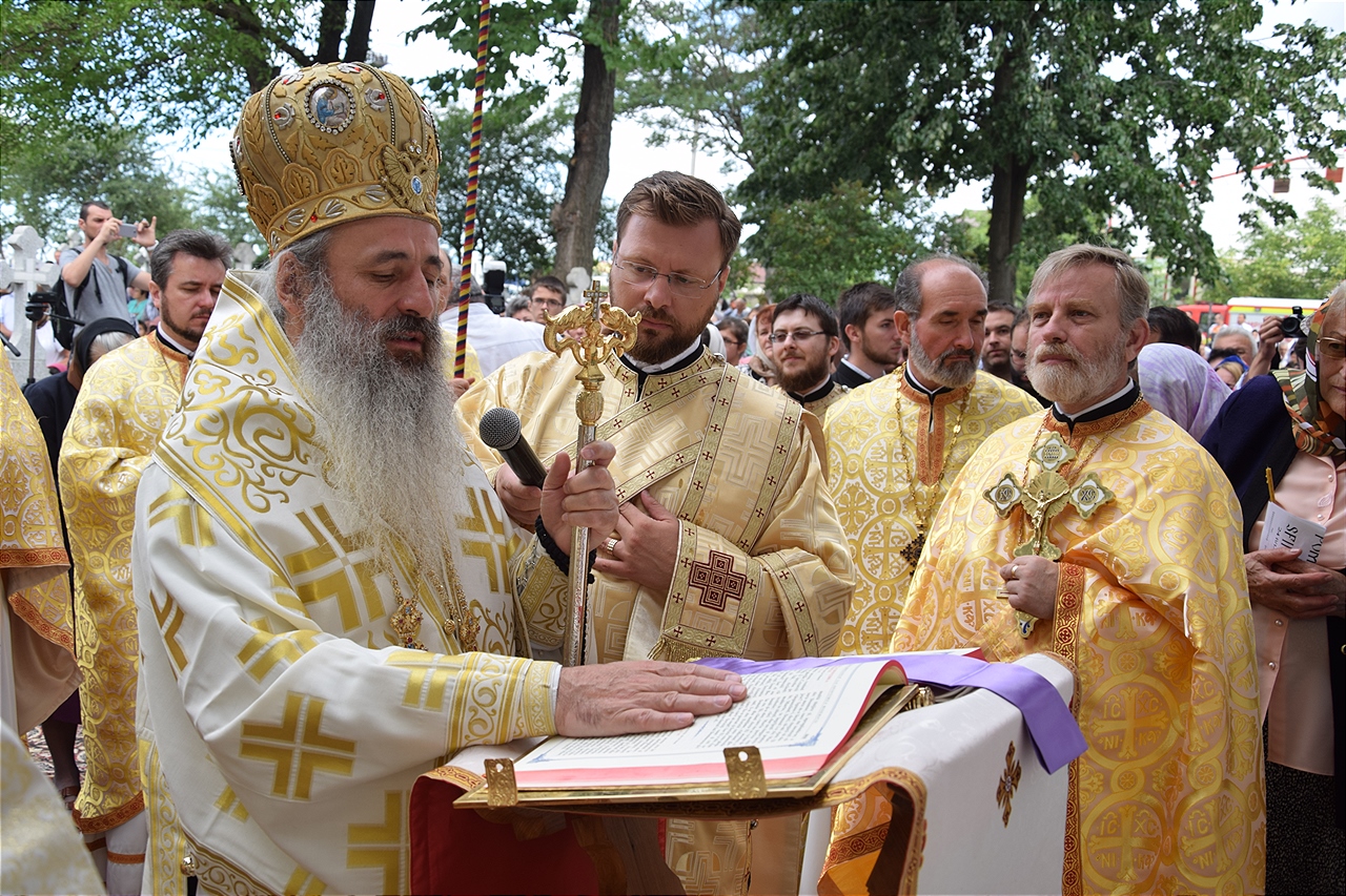 Sfințire la Botoșani: „Frumusețea unei biserici se împlineşte numai atunci când ea este plină de credincioşi” Sfințire la Botoșani: „Frumusețea unei biserici se împlineşte numai atunci când ea este plină de credincioşi”