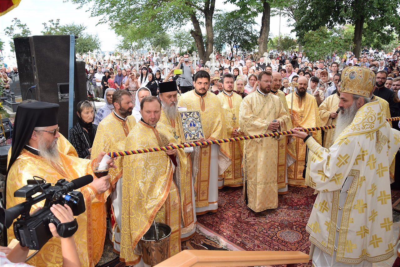 Sfințire la Botoșani: „Frumusețea unei biserici se împlineşte numai atunci când ea este plină de credincioşi” Sfințire la Botoșani: „Frumusețea unei biserici se împlineşte numai atunci când ea este plină de credincioşi”