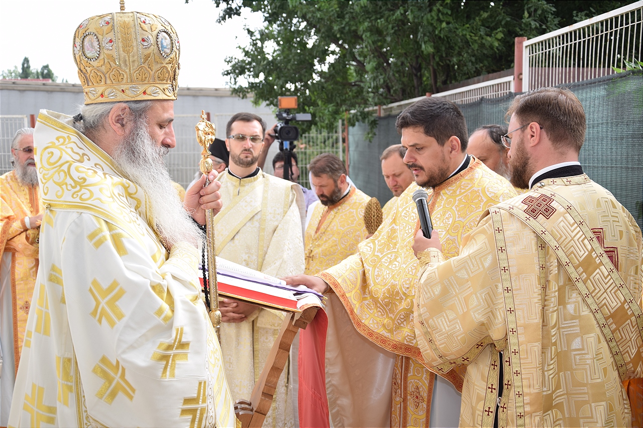 Sfințire la Botoșani: „Frumusețea unei biserici se împlineşte numai atunci când ea este plină de credincioşi” Sfințire la Botoșani: „Frumusețea unei biserici se împlineşte numai atunci când ea este plină de credincioşi”