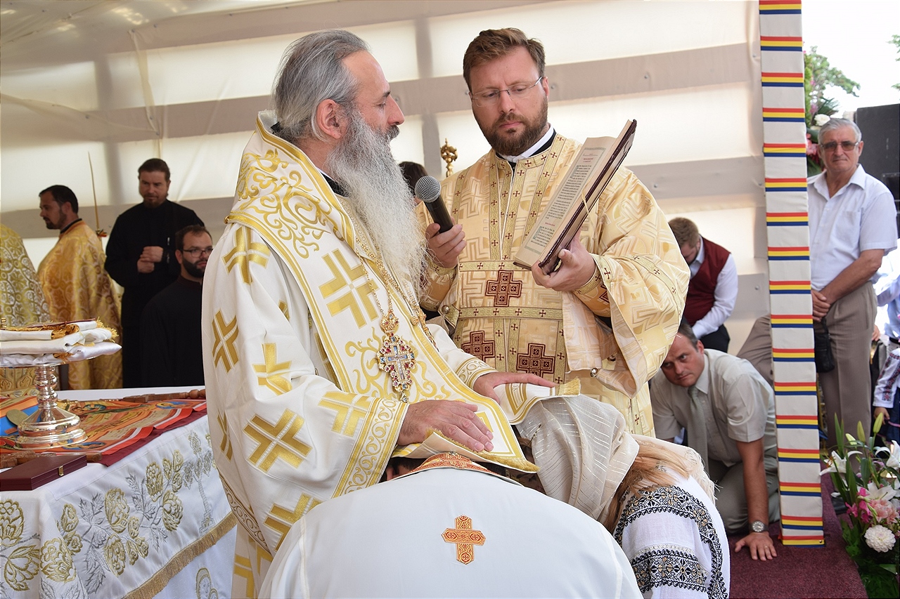 Sfințire la Botoșani: „Frumusețea unei biserici se împlineşte numai atunci când ea este plină de credincioşi” Sfințire la Botoșani: „Frumusețea unei biserici se împlineşte numai atunci când ea este plină de credincioşi”