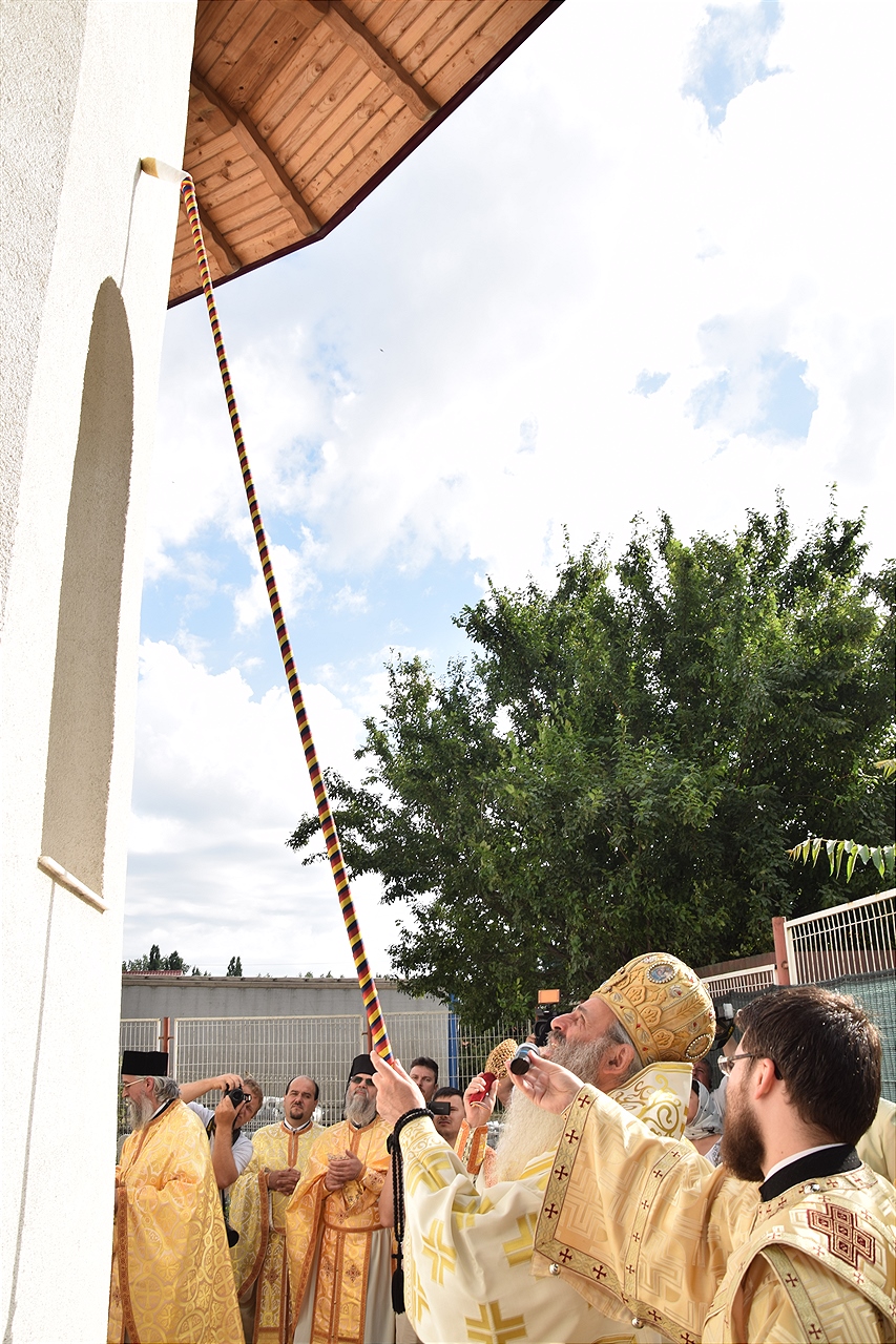 Sfințire la Botoșani: „Frumusețea unei biserici se împlineşte numai atunci când ea este plină de credincioşi” Sfințire la Botoșani: „Frumusețea unei biserici se împlineşte numai atunci când ea este plină de credincioşi”