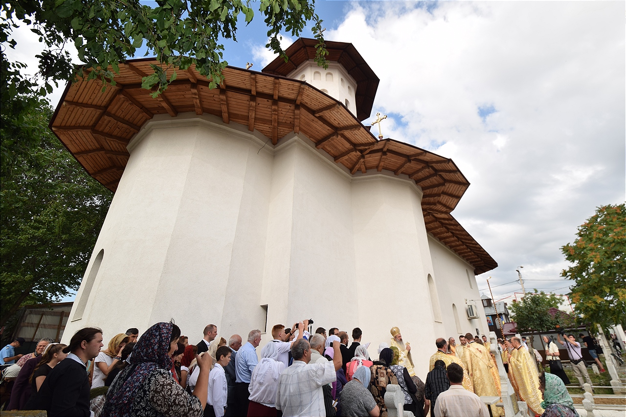 Sfințire la Botoșani: „Frumusețea unei biserici se împlineşte numai atunci când ea este plină de credincioşi” Sfințire la Botoșani: „Frumusețea unei biserici se împlineşte numai atunci când ea este plină de credincioşi”