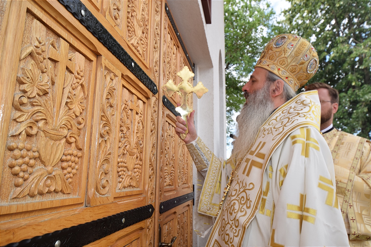 Sfințire la Botoșani: „Frumusețea unei biserici se împlineşte numai atunci când ea este plină de credincioşi” Sfințire la Botoșani: „Frumusețea unei biserici se împlineşte numai atunci când ea este plină de credincioşi”