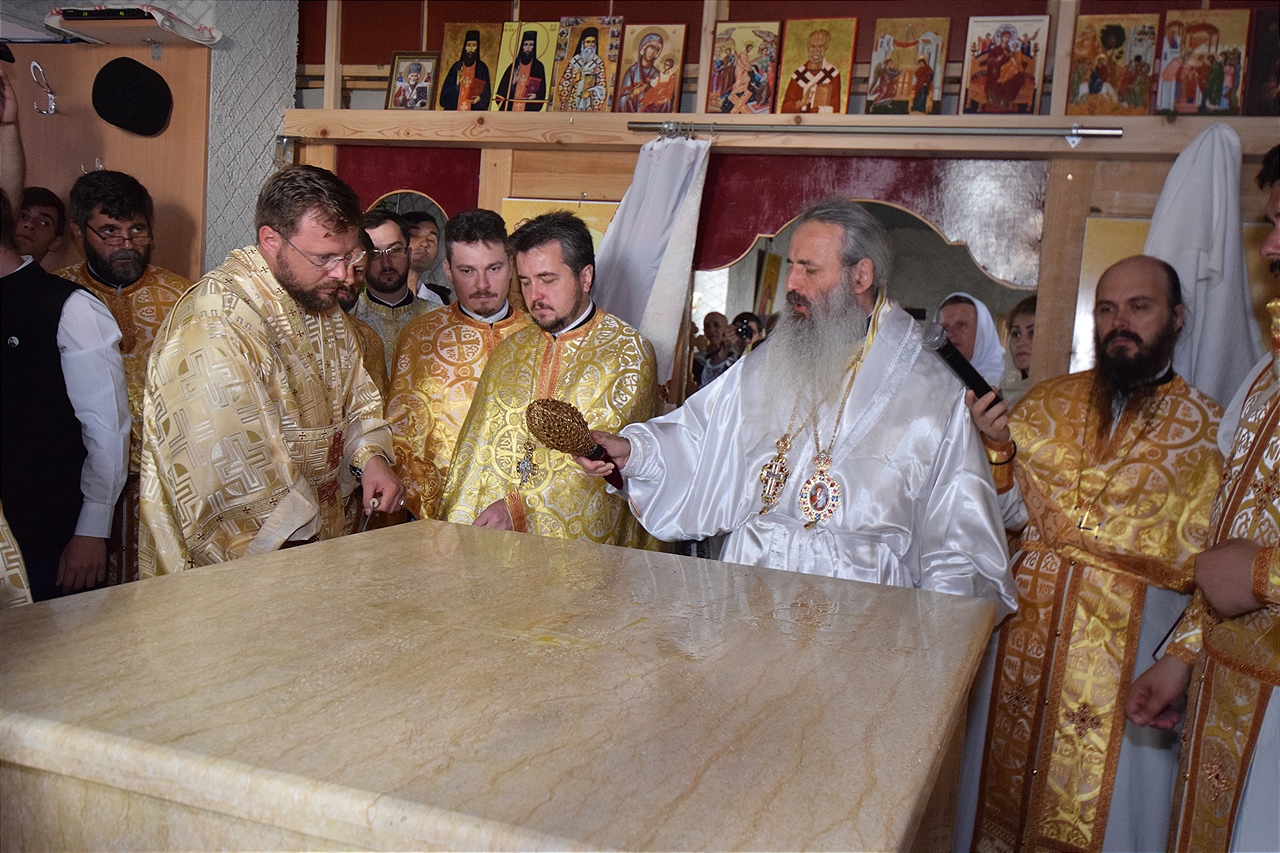 Sfințire la Botoșani: „Frumusețea unei biserici se împlineşte numai atunci când ea este plină de credincioşi” Sfințire la Botoșani: „Frumusețea unei biserici se împlineşte numai atunci când ea este plină de credincioşi”