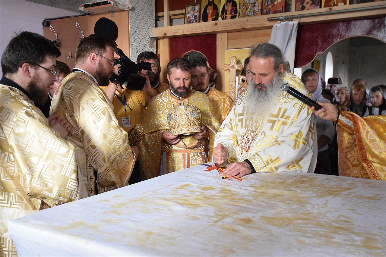 Sfințire la Botoșani: „Frumusețea unei biserici se împlineşte numai atunci când ea este plină de credincioşi” Sfințire la Botoșani: „Frumusețea unei biserici se împlineşte numai atunci când ea este plină de credincioşi”