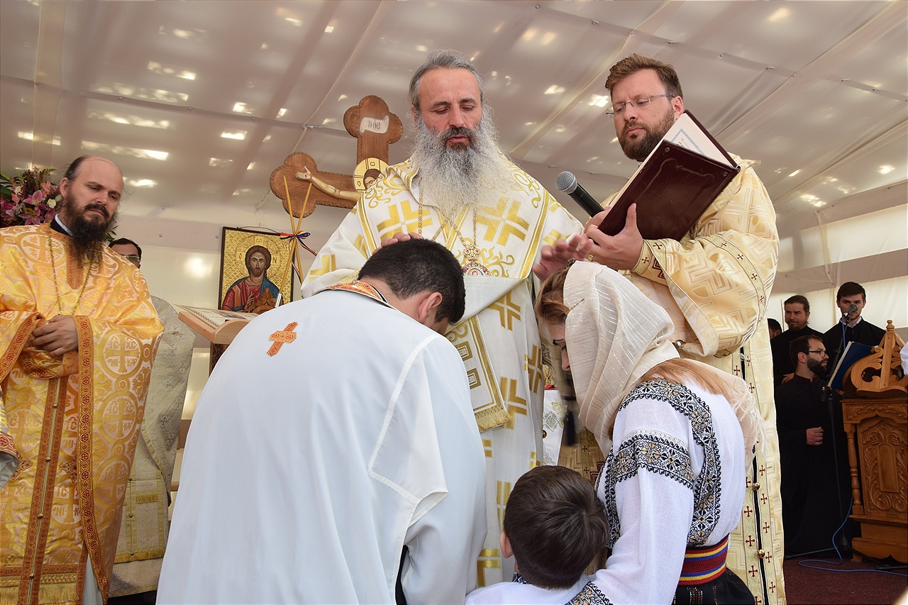 Sfințire la Botoșani: „Frumusețea unei biserici se împlineşte numai atunci când ea este plină de credincioşi” Sfințire la Botoșani: „Frumusețea unei biserici se împlineşte numai atunci când ea este plină de credincioşi”