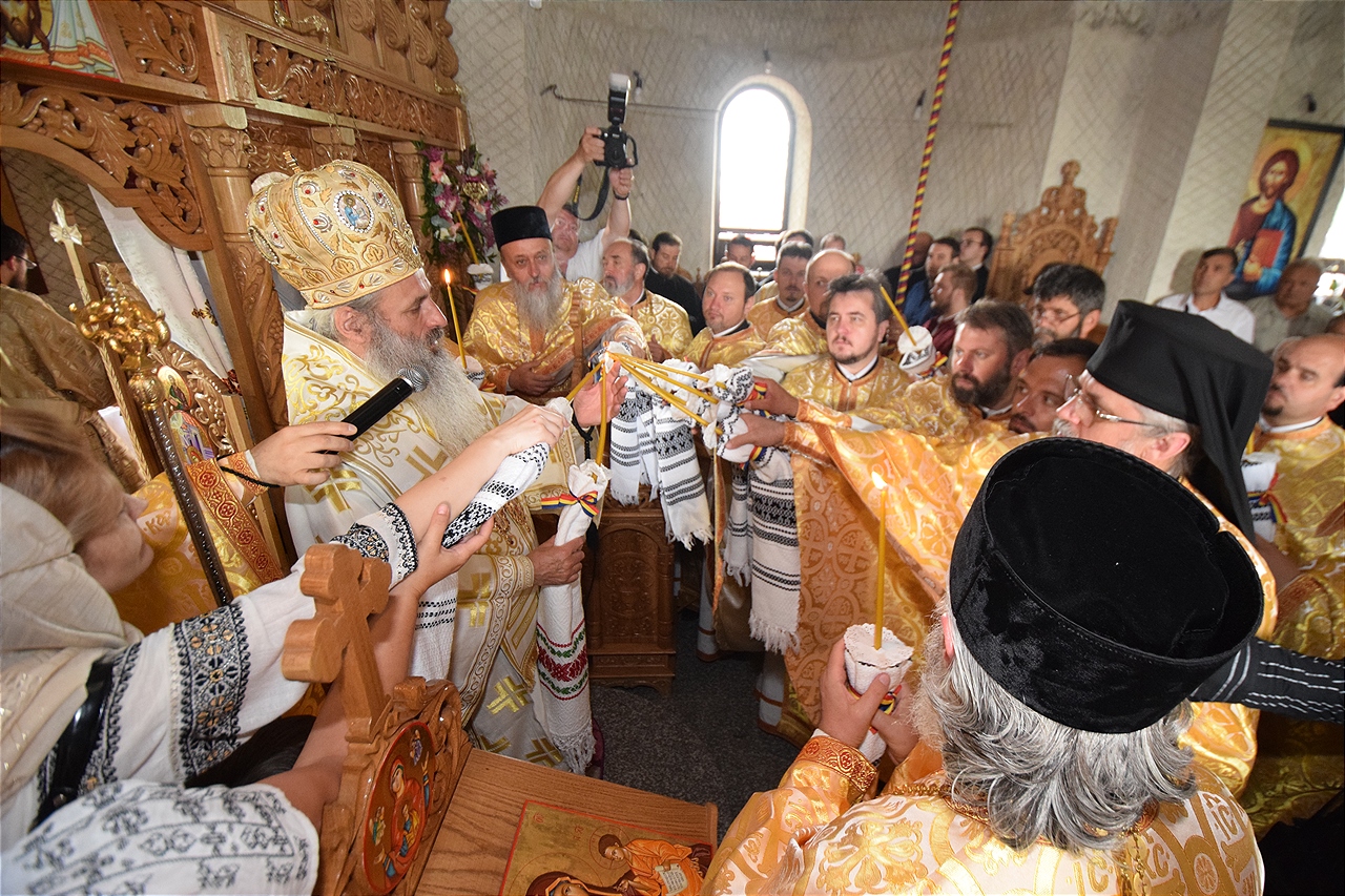 Sfințire la Botoșani: „Frumusețea unei biserici se împlineşte numai atunci când ea este plină de credincioşi” Sfințire la Botoșani: „Frumusețea unei biserici se împlineşte numai atunci când ea este plină de credincioşi”