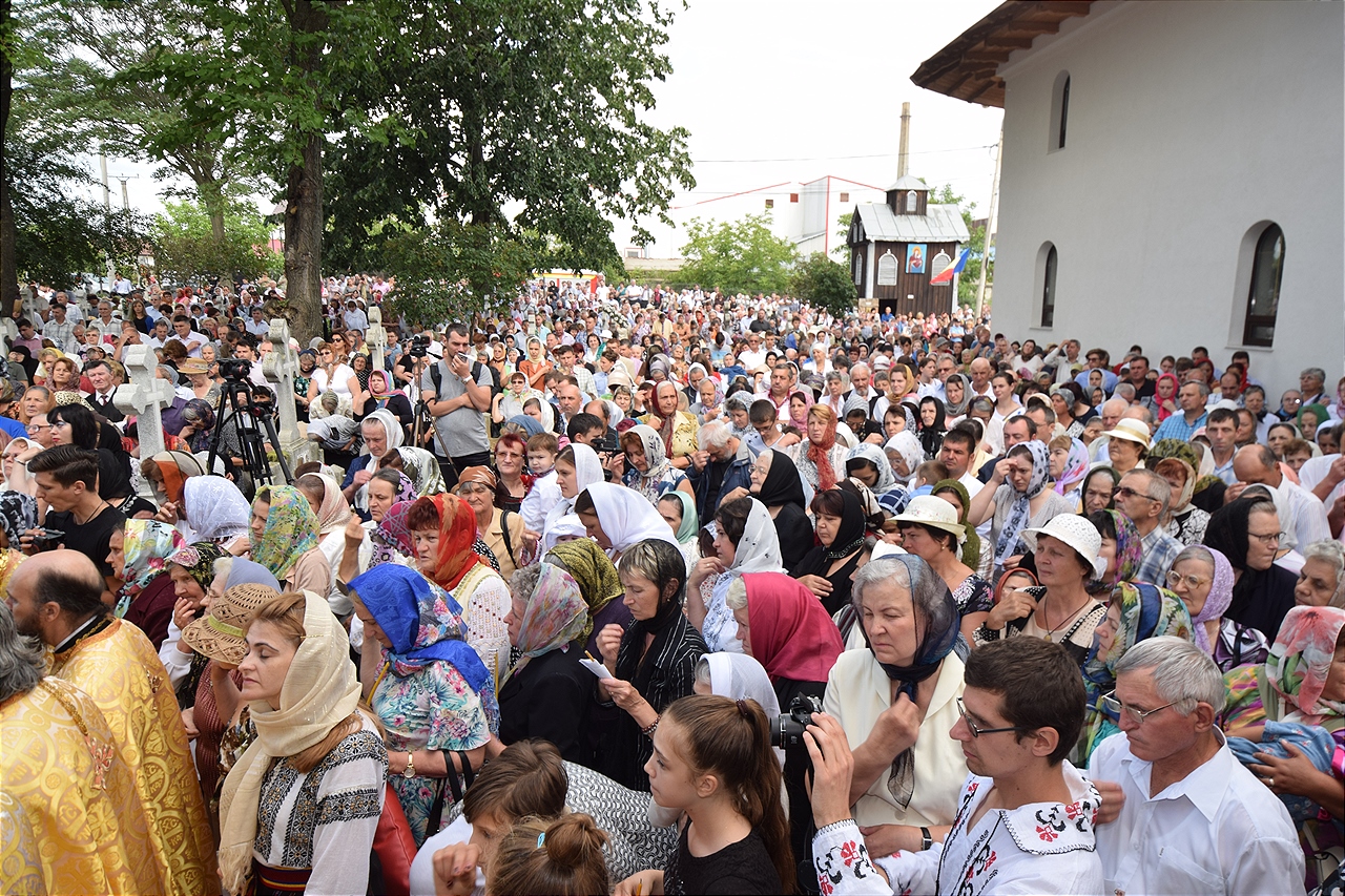 Sfințire la Botoșani: „Frumusețea unei biserici se împlineşte numai atunci când ea este plină de credincioşi” Sfințire la Botoșani: „Frumusețea unei biserici se împlineşte numai atunci când ea este plină de credincioşi”