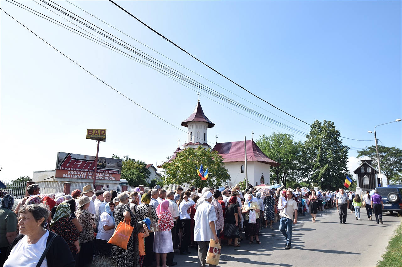 Sfințire la Botoșani: „Frumusețea unei biserici se împlineşte numai atunci când ea este plină de credincioşi” Sfințire la Botoșani: „Frumusețea unei biserici se împlineşte numai atunci când ea este plină de credincioşi”