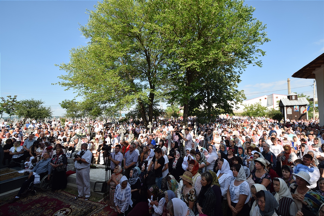 Sfințire la Botoșani: „Frumusețea unei biserici se împlineşte numai atunci când ea este plină de credincioşi” Sfințire la Botoșani: „Frumusețea unei biserici se împlineşte numai atunci când ea este plină de credincioşi”