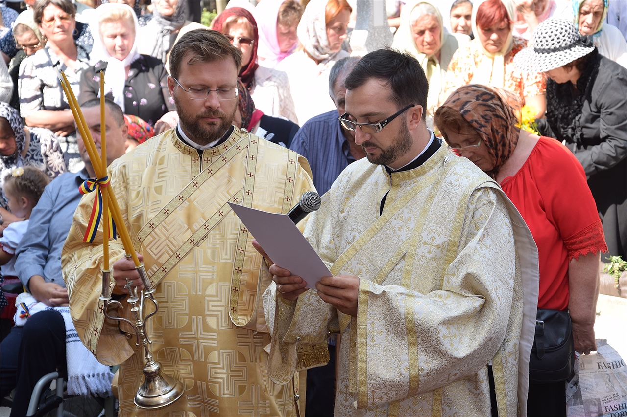 Sfințire la Botoșani: „Frumusețea unei biserici se împlineşte numai atunci când ea este plină de credincioşi” Sfințire la Botoșani: „Frumusețea unei biserici se împlineşte numai atunci când ea este plină de credincioşi”