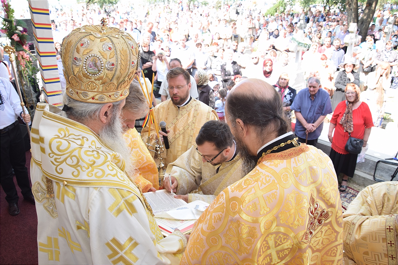 Sfințire la Botoșani: „Frumusețea unei biserici se împlineşte numai atunci când ea este plină de credincioşi” Sfințire la Botoșani: „Frumusețea unei biserici se împlineşte numai atunci când ea este plină de credincioşi”