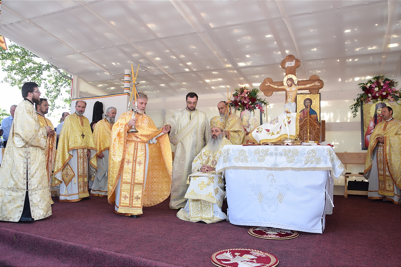 Sfințire la Botoșani: „Frumusețea unei biserici se împlineşte numai atunci când ea este plină de credincioşi” Sfințire la Botoșani: „Frumusețea unei biserici se împlineşte numai atunci când ea este plină de credincioşi”