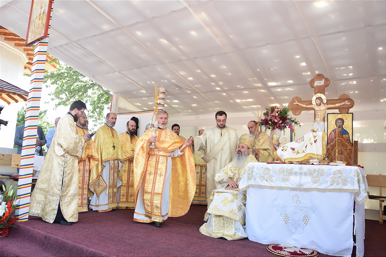 Sfințire la Botoșani: „Frumusețea unei biserici se împlineşte numai atunci când ea este plină de credincioşi” Sfințire la Botoșani: „Frumusețea unei biserici se împlineşte numai atunci când ea este plină de credincioşi”