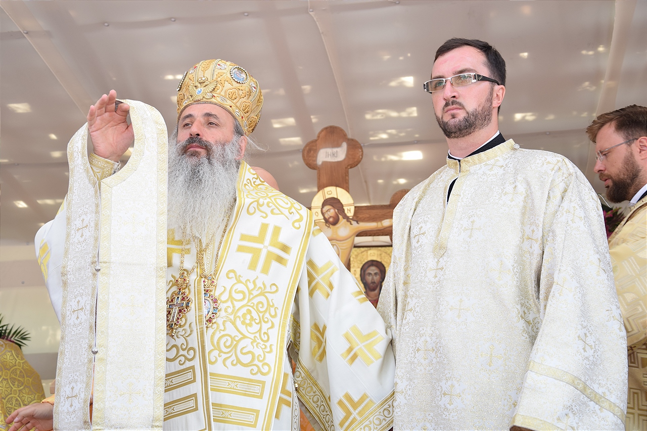 Sfințire la Botoșani: „Frumusețea unei biserici se împlineşte numai atunci când ea este plină de credincioşi” Sfințire la Botoșani: „Frumusețea unei biserici se împlineşte numai atunci când ea este plină de credincioşi”