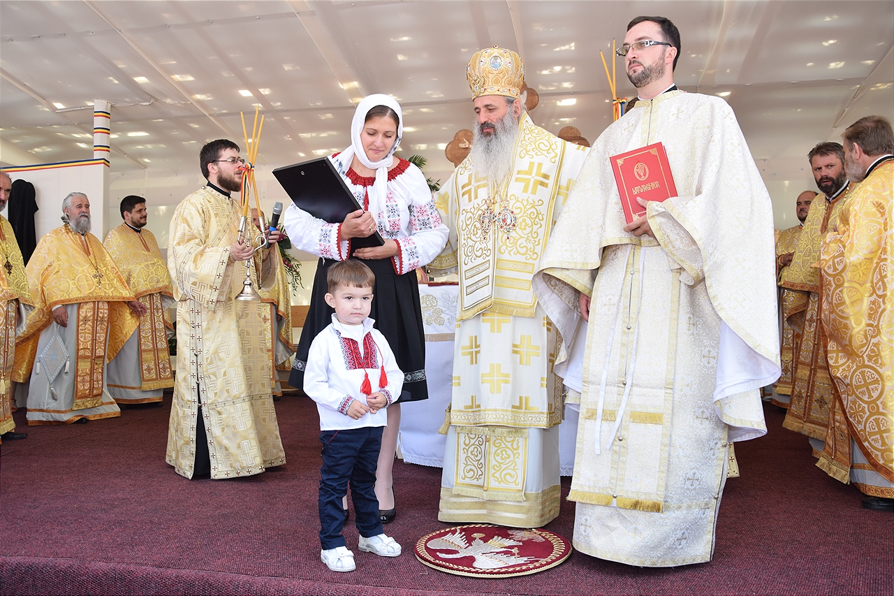 Sfințire la Botoșani: „Frumusețea unei biserici se împlineşte numai atunci când ea este plină de credincioşi” Sfințire la Botoșani: „Frumusețea unei biserici se împlineşte numai atunci când ea este plină de credincioşi”