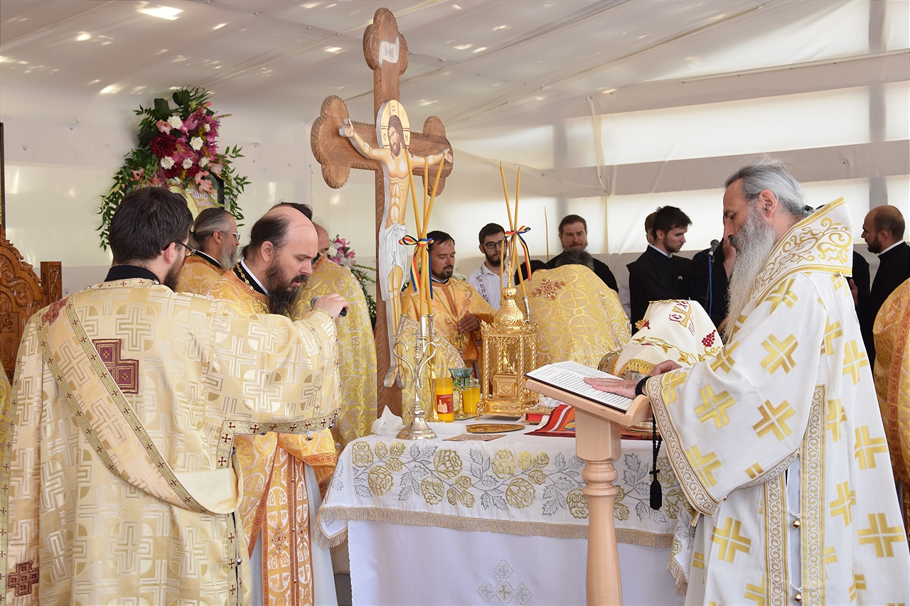 Sfințire la Botoșani: „Frumusețea unei biserici se împlineşte numai atunci când ea este plină de credincioşi” Sfințire la Botoșani: „Frumusețea unei biserici se împlineşte numai atunci când ea este plină de credincioşi”