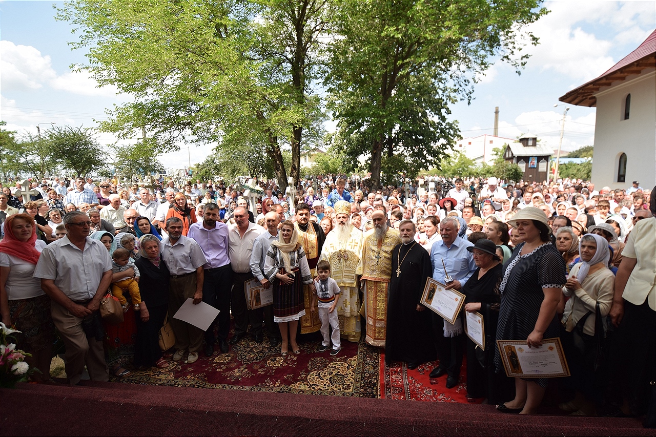 Sfințire la Botoșani: „Frumusețea unei biserici se împlineşte numai atunci când ea este plină de credincioşi” Sfințire la Botoșani: „Frumusețea unei biserici se împlineşte numai atunci când ea este plină de credincioşi”