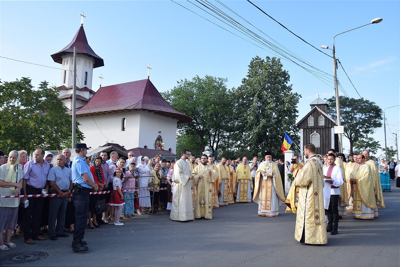 Sfințire la Botoșani: „Frumusețea unei biserici se împlineşte numai atunci când ea este plină de credincioşi” Sfințire la Botoșani: „Frumusețea unei biserici se împlineşte numai atunci când ea este plină de credincioşi”