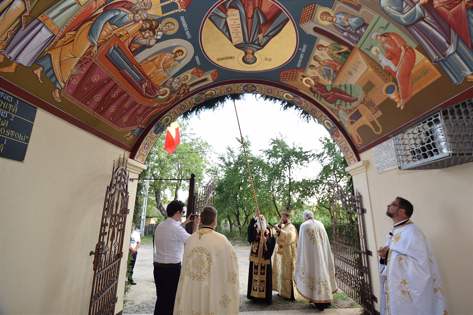 Așezământul-clopotniță din Parohia Hândrești, sfințit de IPS Mitropolit Teofan
