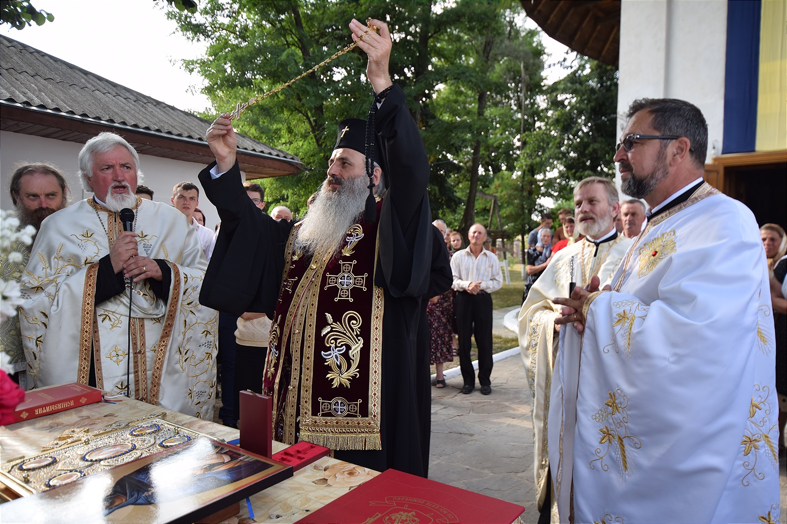 Așezământul-clopotniță din Parohia Hândrești, sfințit de IPS Mitropolit Teofan Așezământul-clopotniță din Parohia Hândrești, sfințit de IPS Mitropolit Teofan