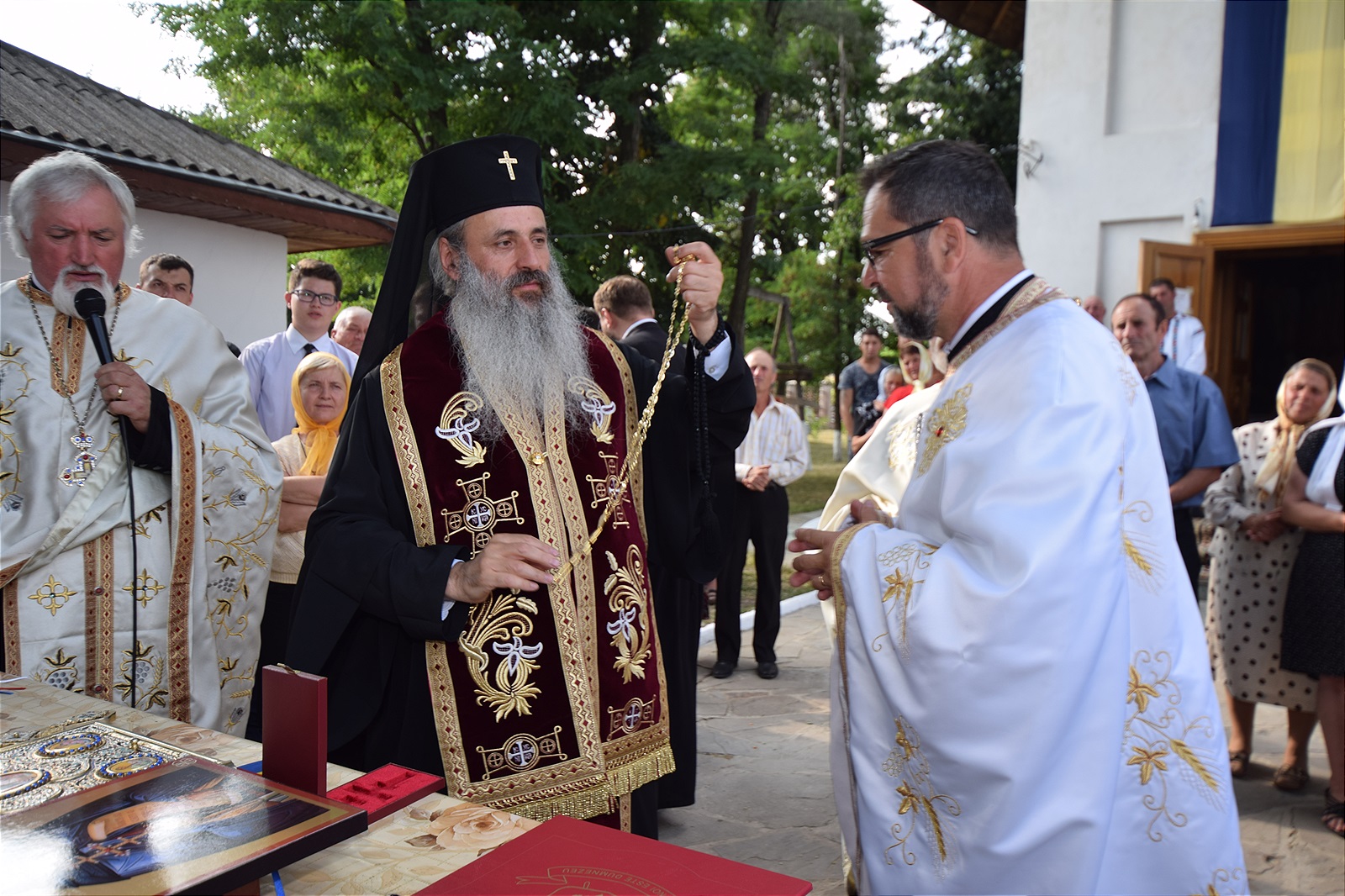 Așezământul-clopotniță din Parohia Hândrești, sfințit de IPS Mitropolit Teofan Așezământul-clopotniță din Parohia Hândrești, sfințit de IPS Mitropolit Teofan
