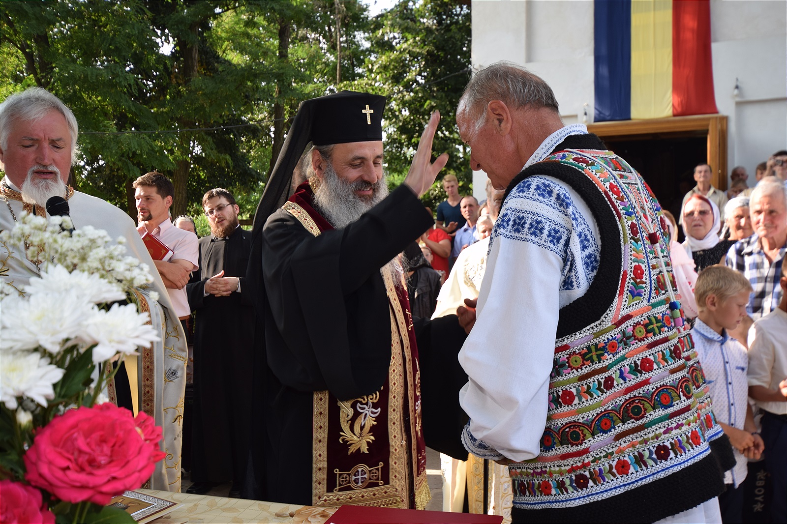Așezământul-clopotniță din Parohia Hândrești, sfințit de IPS Mitropolit Teofan Așezământul-clopotniță din Parohia Hândrești, sfințit de IPS Mitropolit Teofan