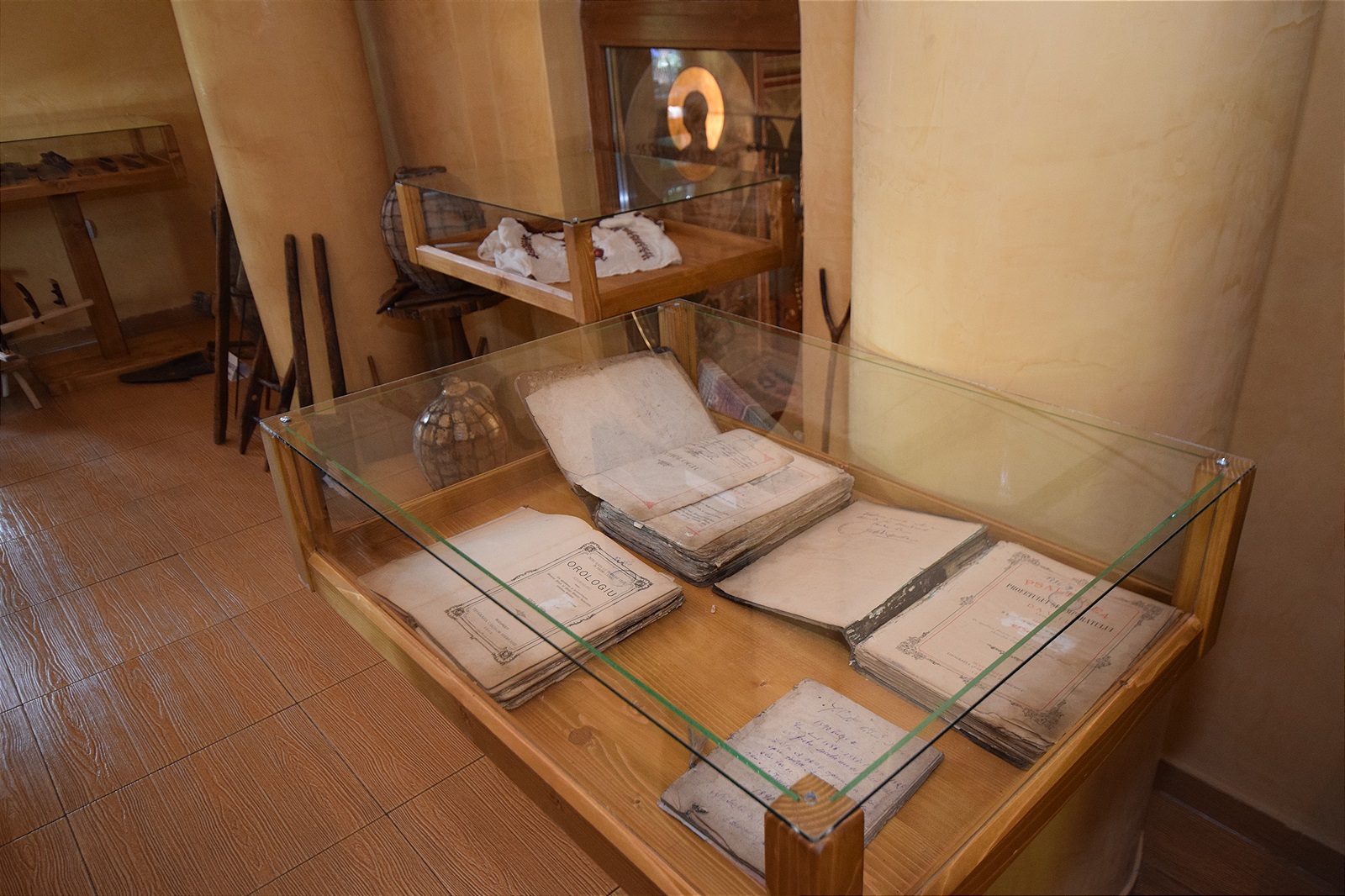 Așezământul-clopotniță din Parohia Hândrești, sfințit de IPS Mitropolit Teofan Așezământul-clopotniță din Parohia Hândrești, sfințit de IPS Mitropolit Teofan