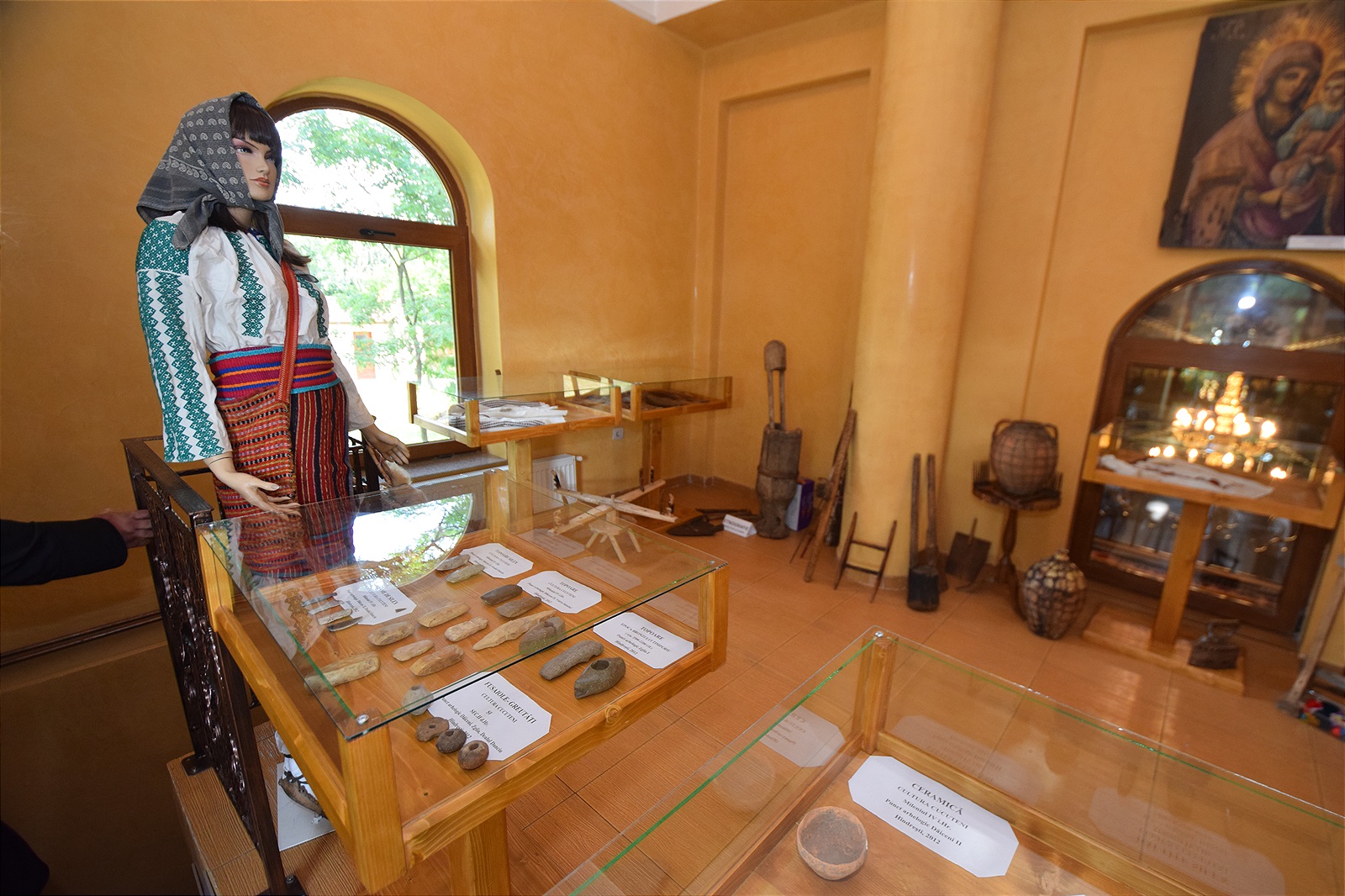 Așezământul-clopotniță din Parohia Hândrești, sfințit de IPS Mitropolit Teofan Așezământul-clopotniță din Parohia Hândrești, sfințit de IPS Mitropolit Teofan