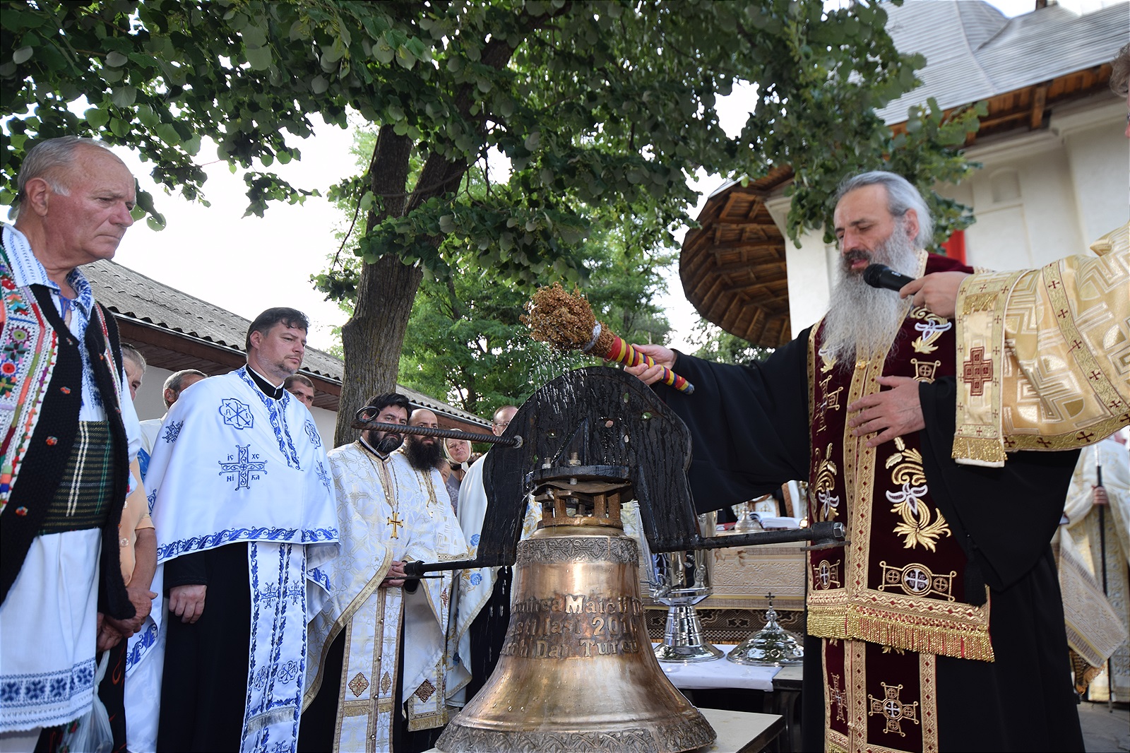 Așezământul-clopotniță din Parohia Hândrești, sfințit de IPS Mitropolit Teofan Așezământul-clopotniță din Parohia Hândrești, sfințit de IPS Mitropolit Teofan