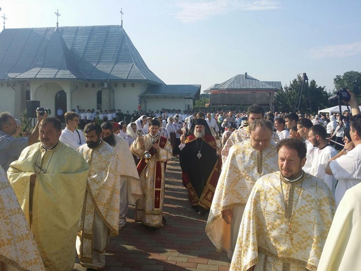 „Sufletele noastre se sfinţesc prin Biserica lui Dumnezeu“ „Sufletele noastre se sfinţesc prin Biserica lui Dumnezeu“