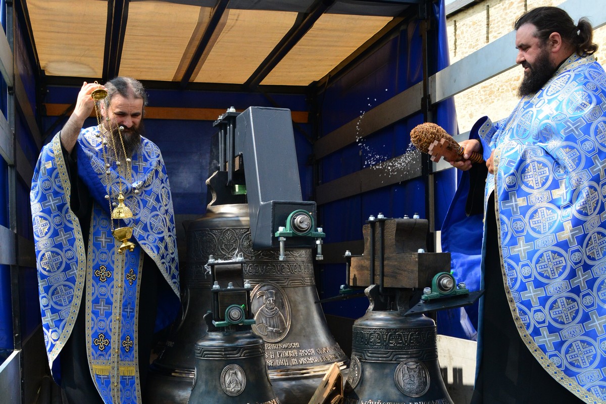 Clopote noi la Mănăstirea Dragomirna Clopote noi la Mănăstirea Dragomirna