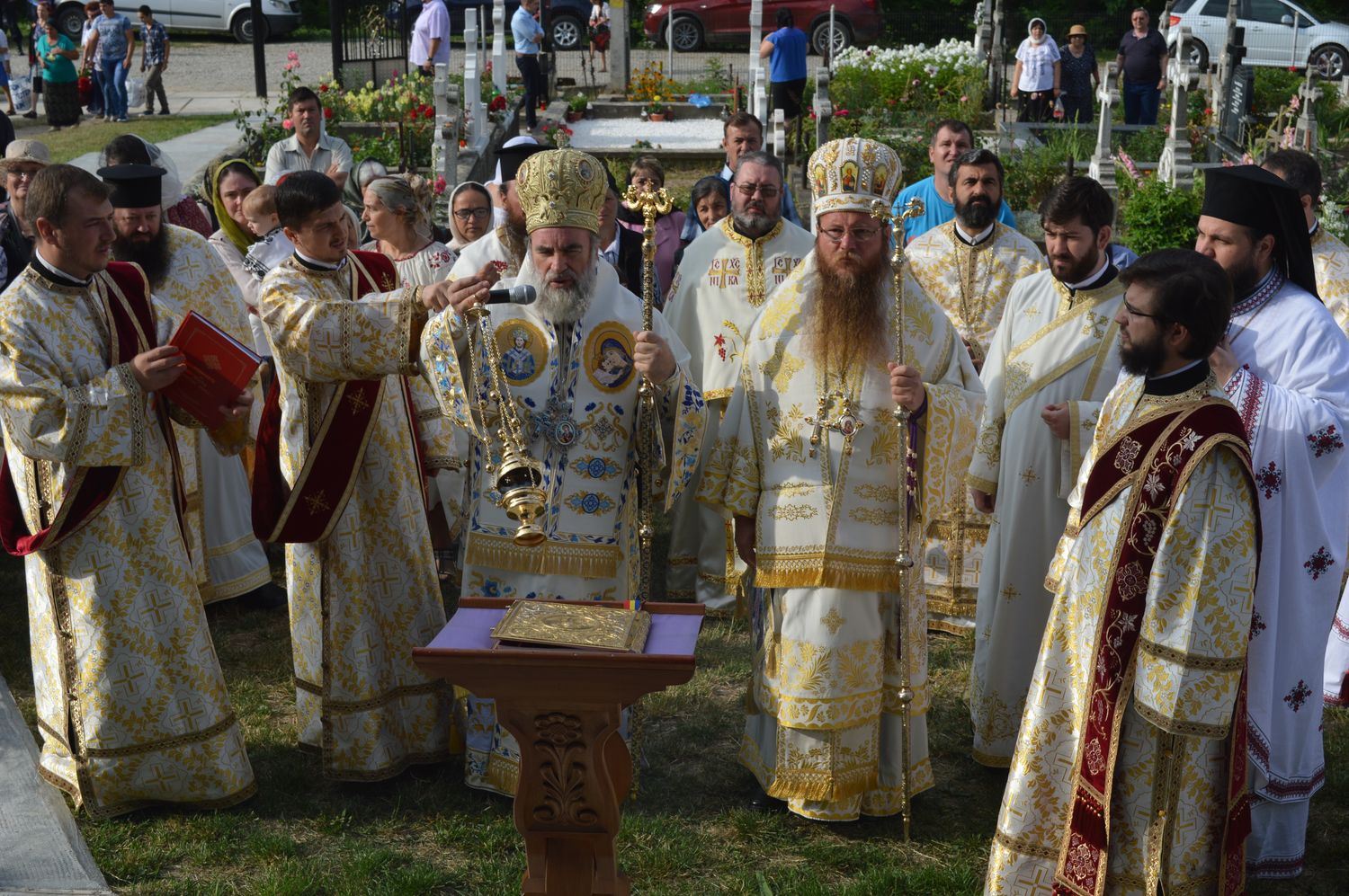 IPS Ioachim şi PS Andrei au sfinţit biserica Parohiei Goioasa Două biserici din Moldova au primit veşmântul sfinţirii