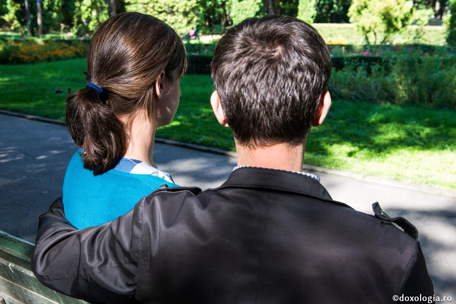 Cui să-i împărtășească soția neînțelegerile din familie? / Foto: Oana Nechifor cuplu stând pe bancă