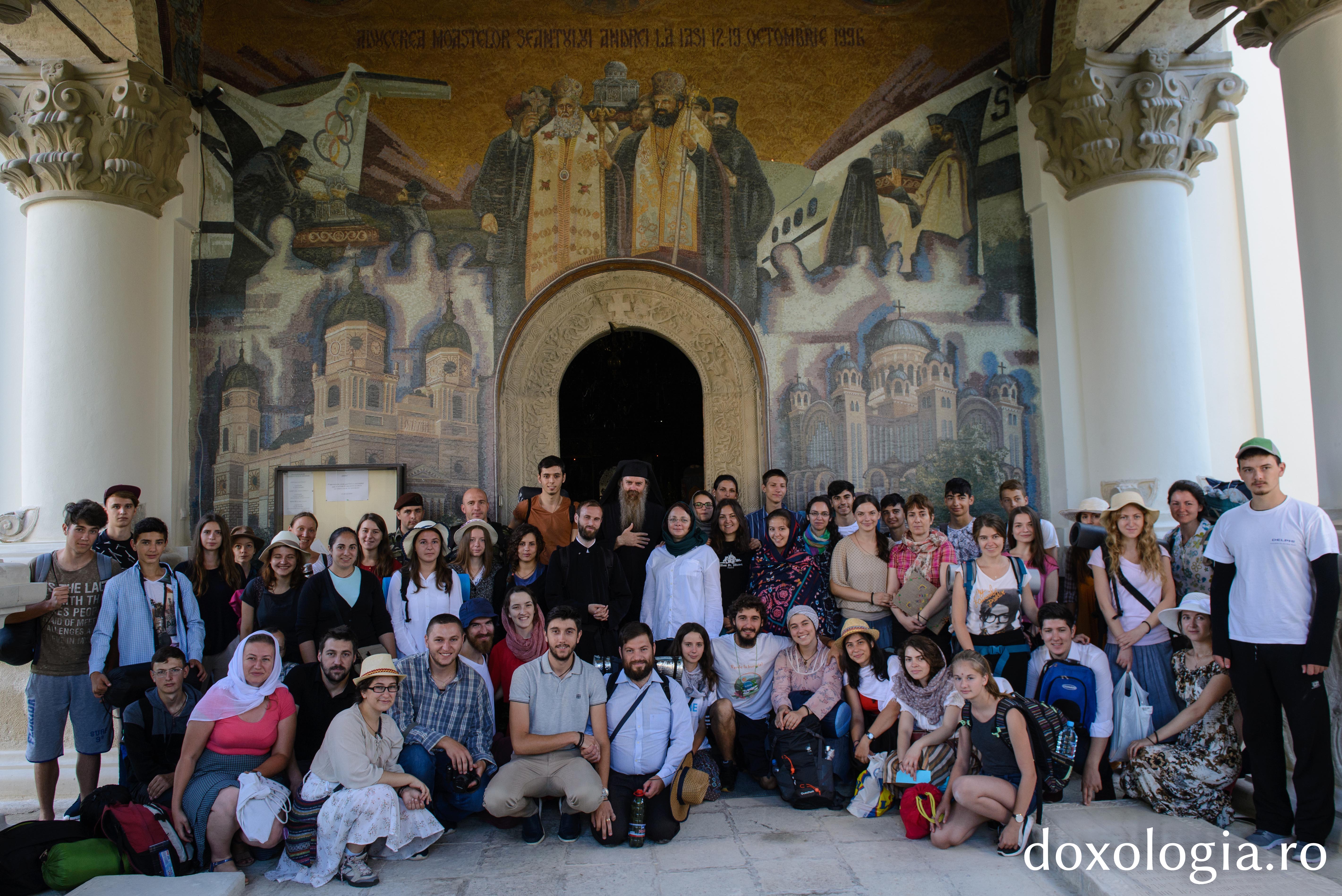 (VIDEO) Pelerinaj pedestru spre Mănăstirea Neamț