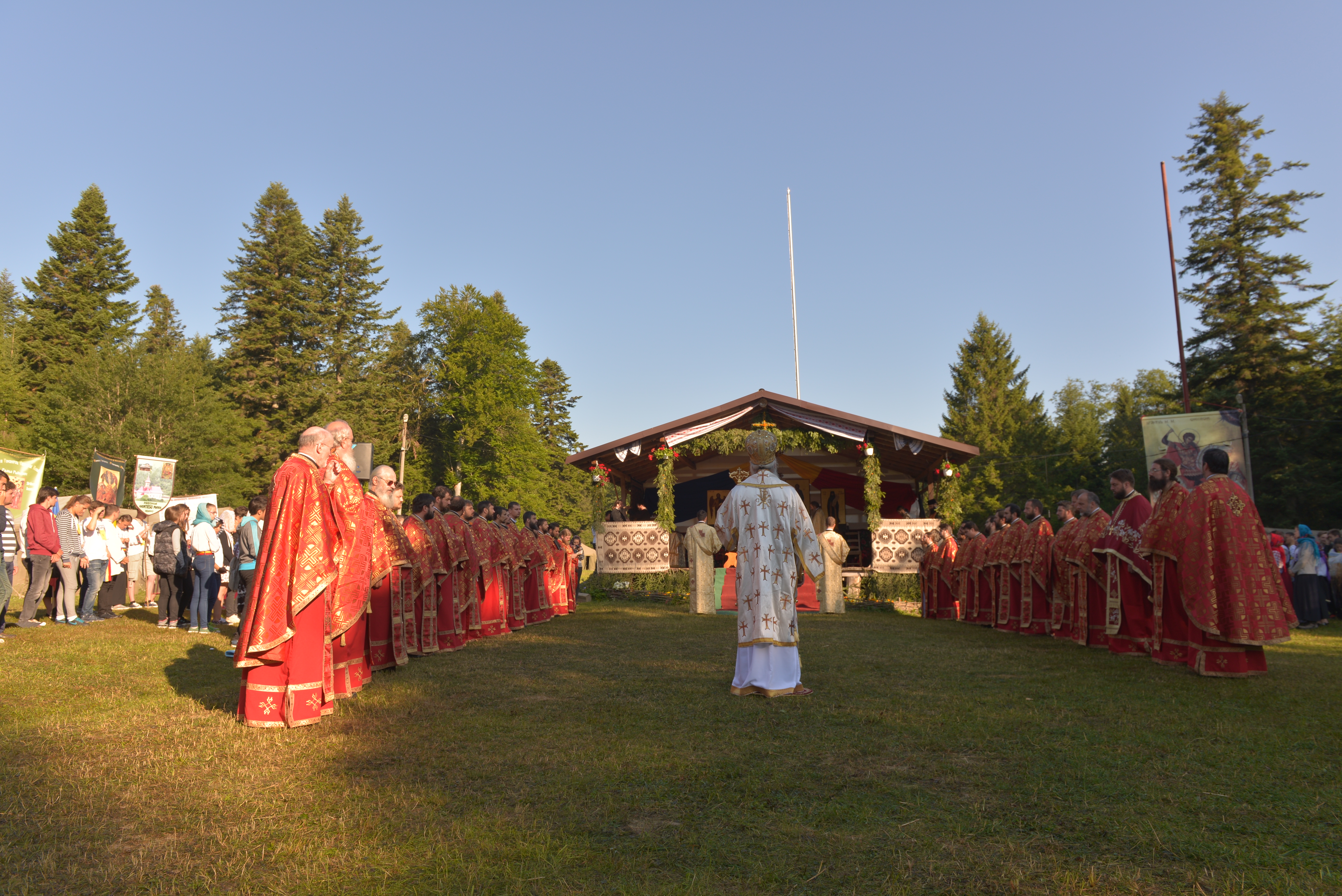 Tabăra de la Nemțișor: „Tinerii sunt invitați să-L cunoască pe Dumnezeu și să nu-L uite niciodată”