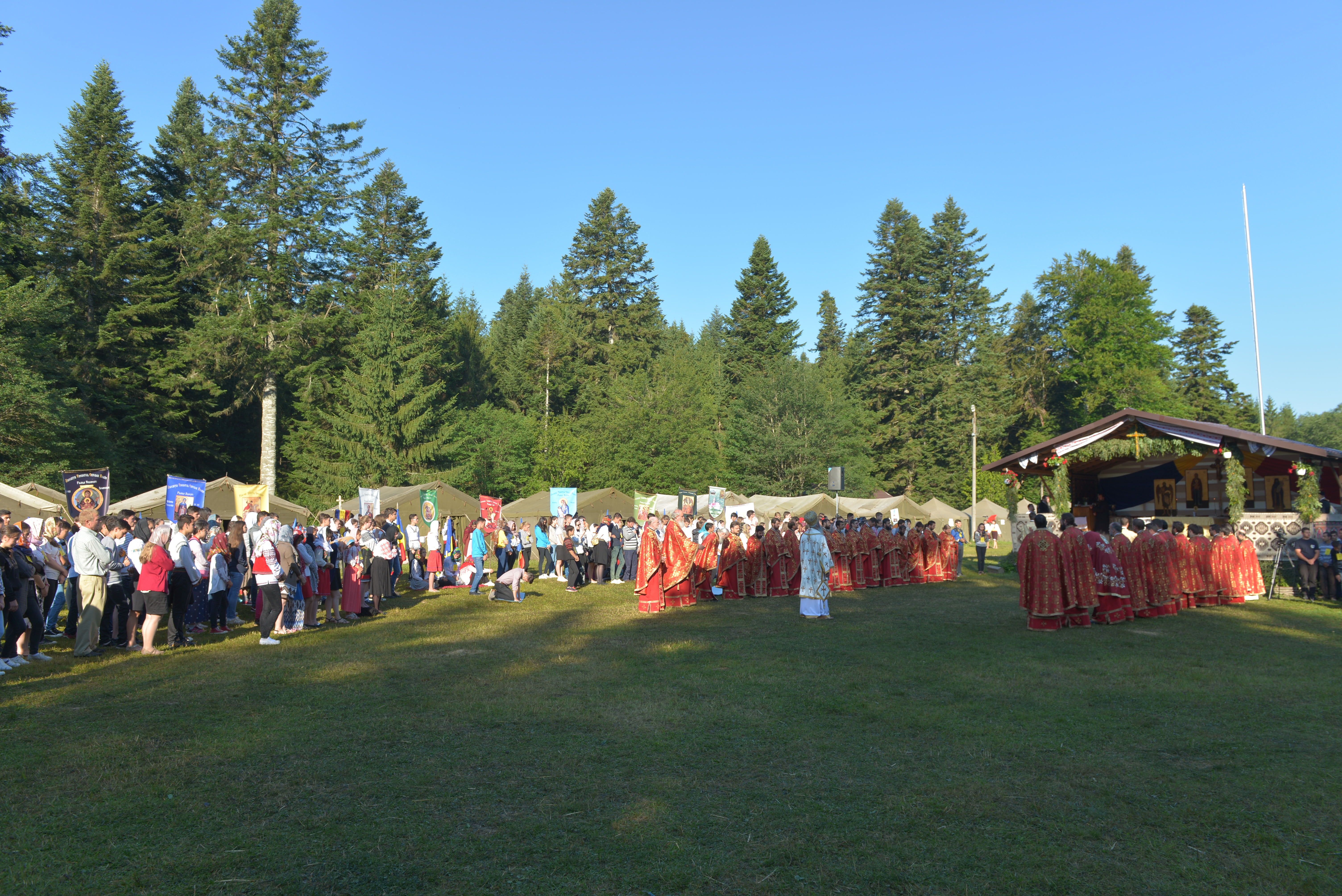 Tabăra de la Nemțișor: „Tinerii sunt invitați să-L cunoască pe Dumnezeu și să nu-L uite niciodată”