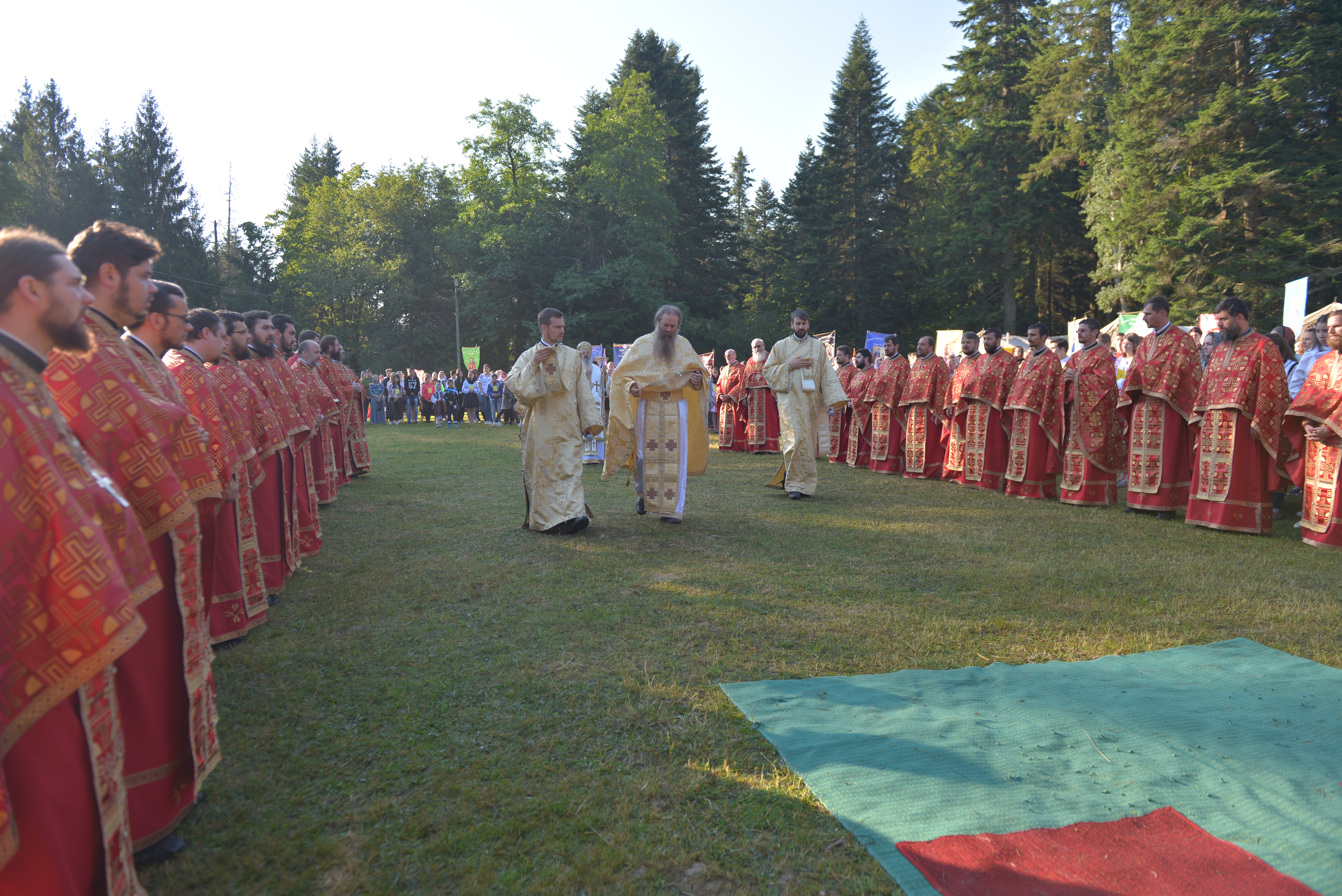 Tabăra de la Nemțișor: „Tinerii sunt invitați să-L cunoască pe Dumnezeu și să nu-L uite niciodată”