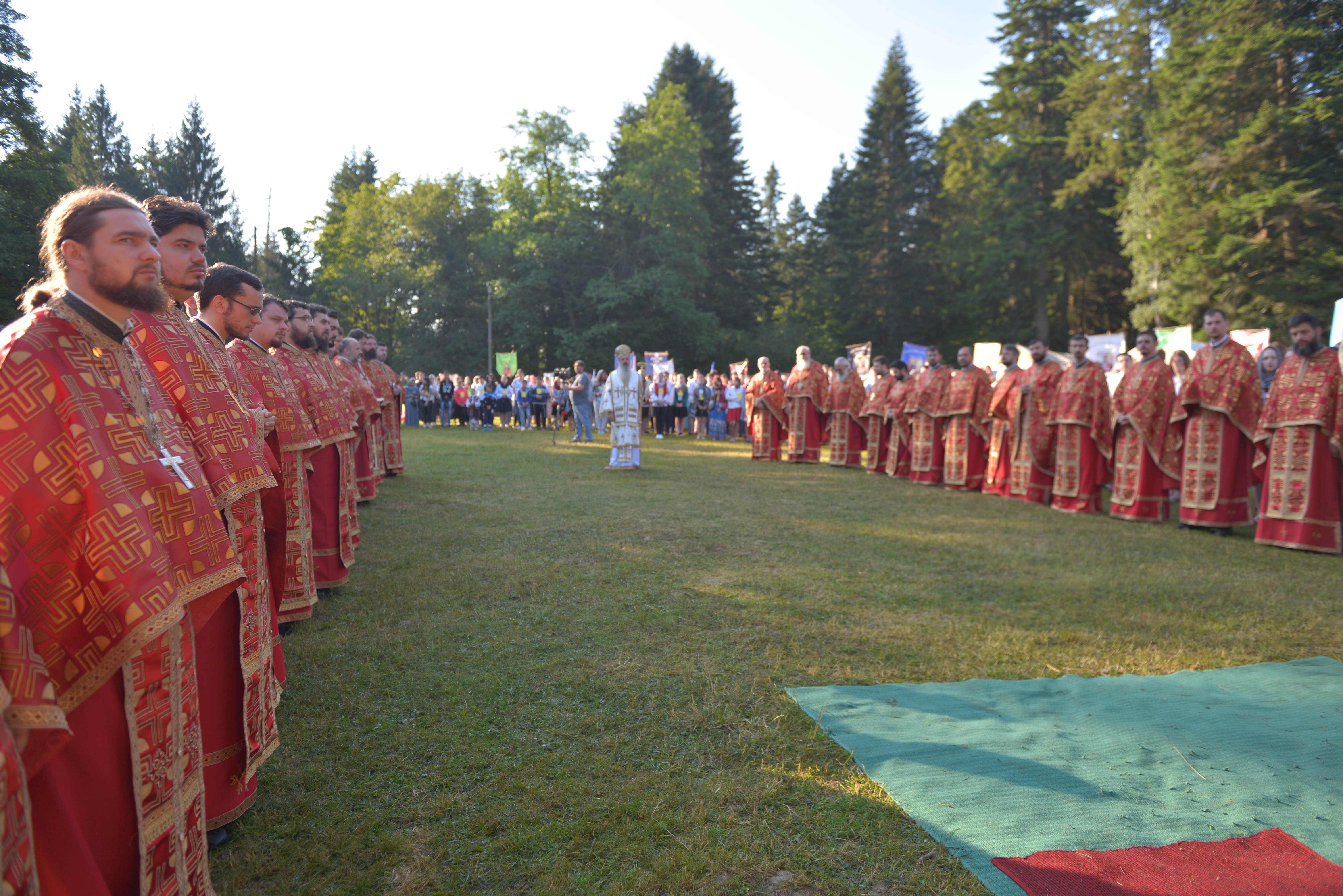 Tabăra de la Nemțișor: „Tinerii sunt invitați să-L cunoască pe Dumnezeu și să nu-L uite niciodată”