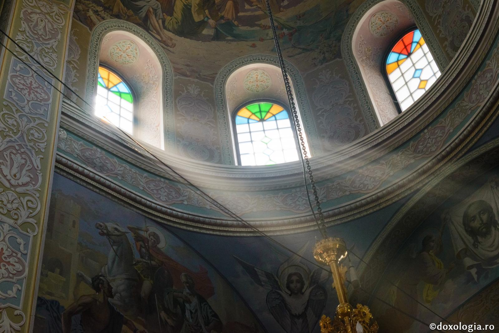 raze de lumină în biserică