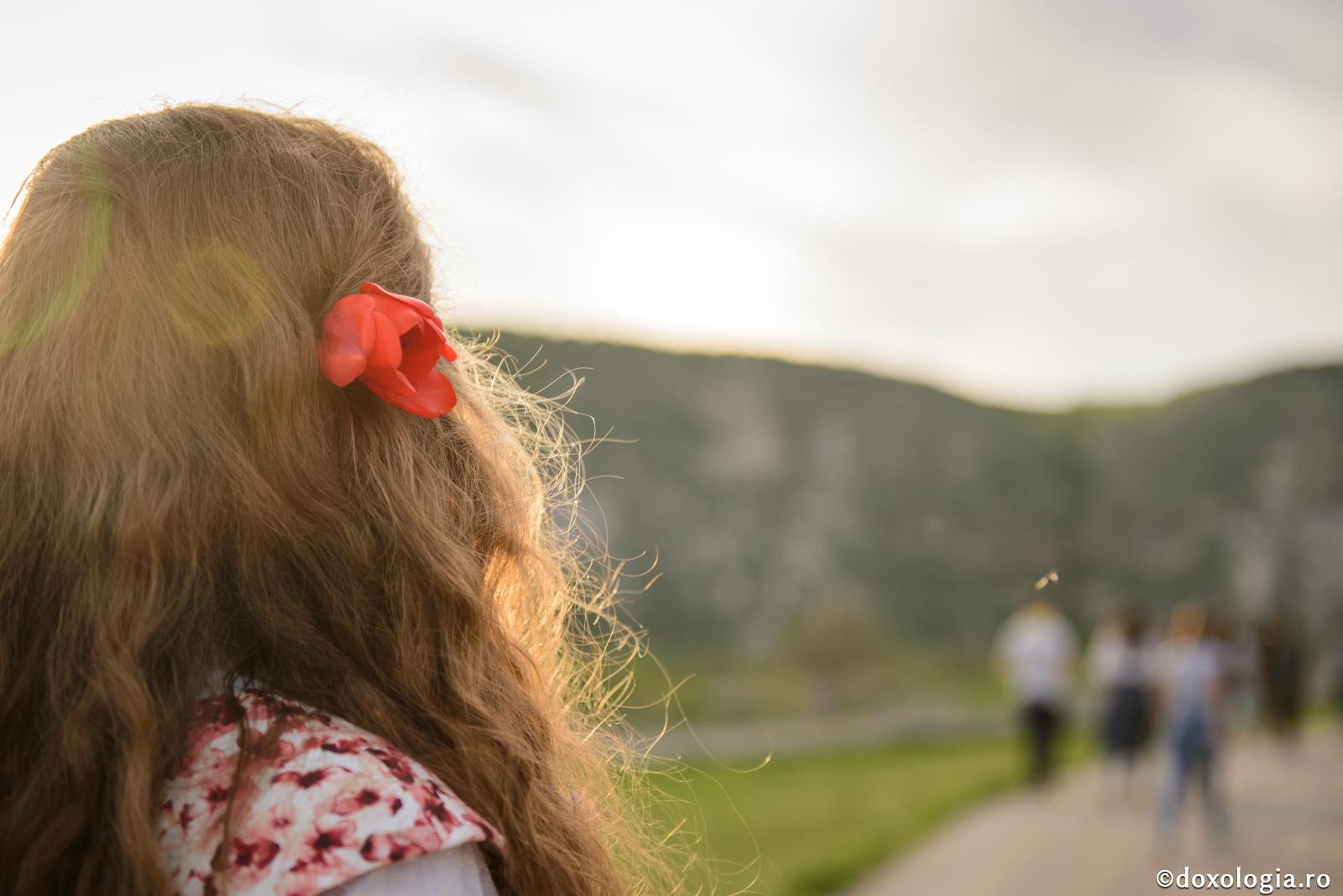 Permisivitatea în educația copiilor ‒ cântărită bine, aduce mari beneficii / Foto: Oana Nechifor floare în păr