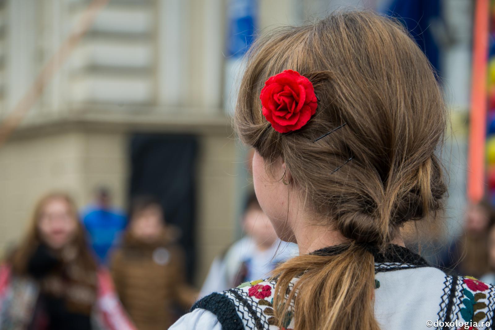 Noi îi educăm pe copii, dar și ei ne educă pe noi / Foto: Oana Nechifor fată cu floare roșie în păr