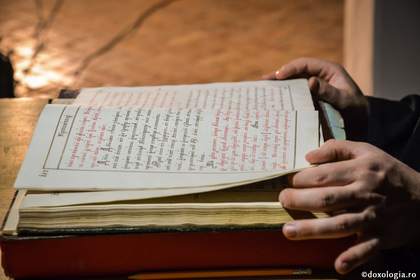 carte veche deschisă