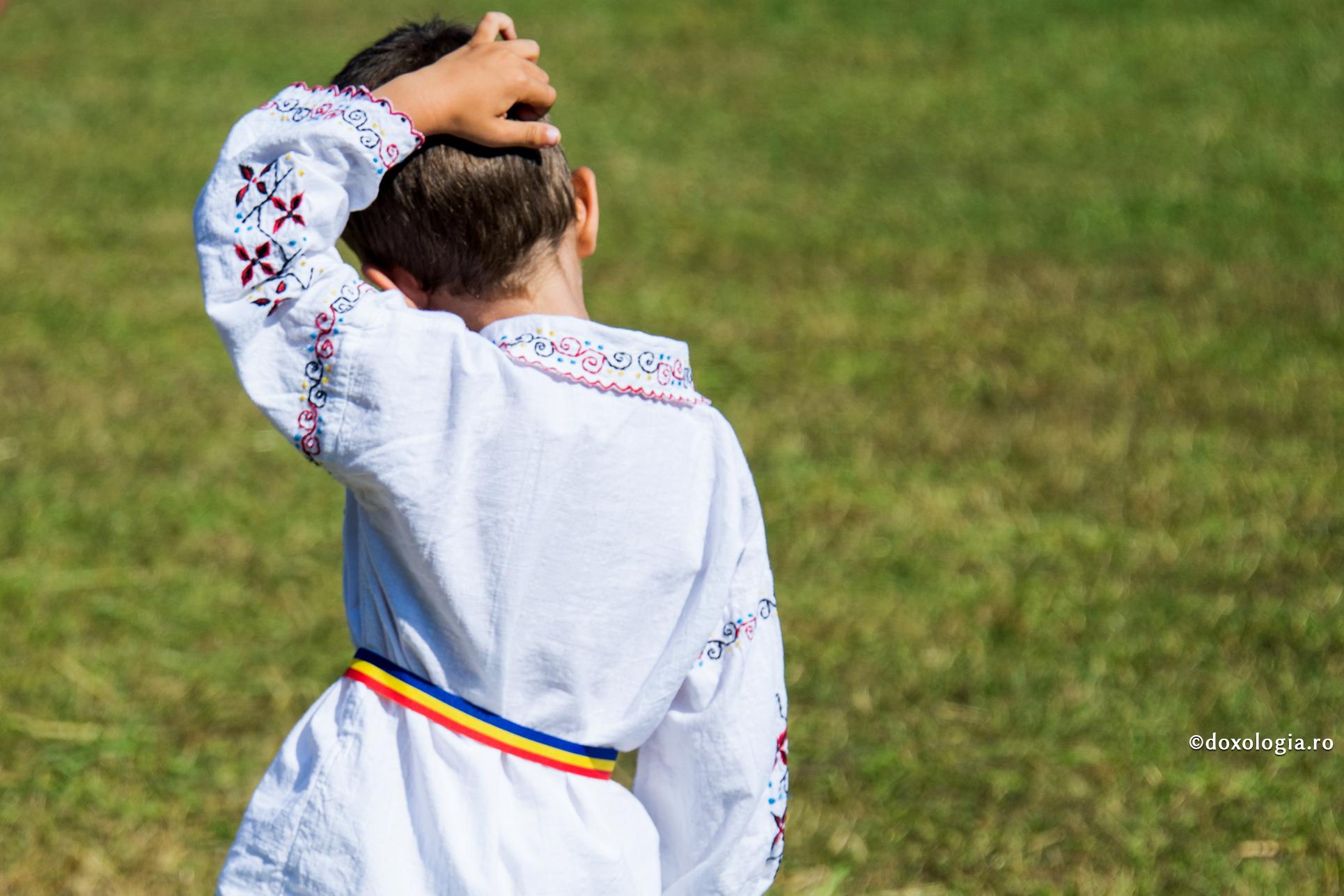 Dacă vă iubiți copilul cu adevărat ‒ sfatul Sfântului Porfirie / Foto: Oana Nechifor copil purtând ie