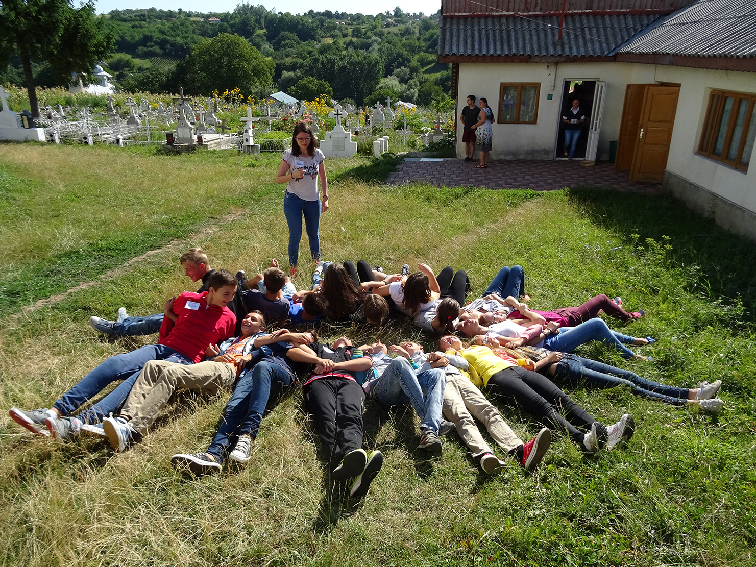 Copiii din Parohia Todireşti s-au aşezat sub un „nor de vară“