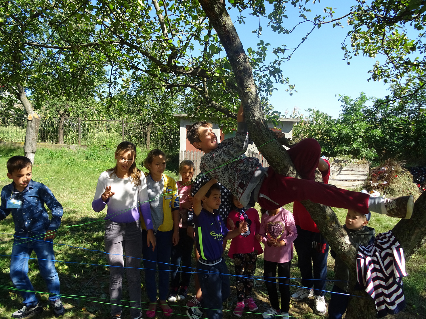 Copiii din Parohia Todireşti s-au aşezat sub un „nor de vară“