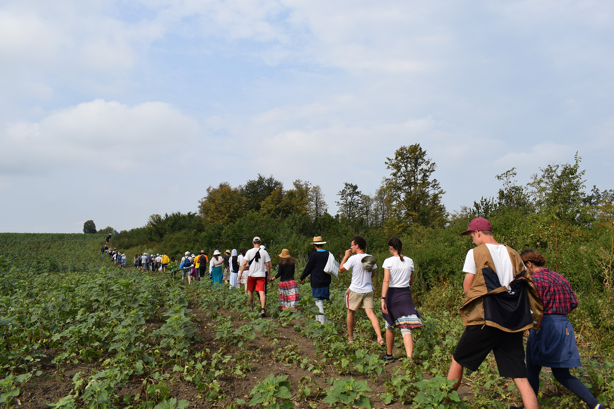 La pas pe urmele sfinţilor nemţeni: „Da, împreună am biruit 170 km!“ (GALERIE FOTO)