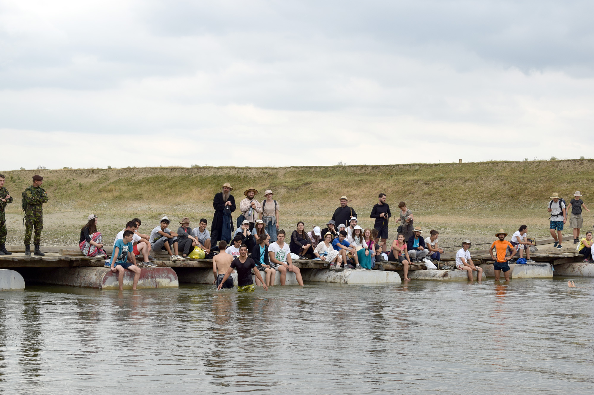 La pas pe urmele sfinţilor nemţeni: „Da, împreună am biruit 170 km!“ (GALERIE FOTO)